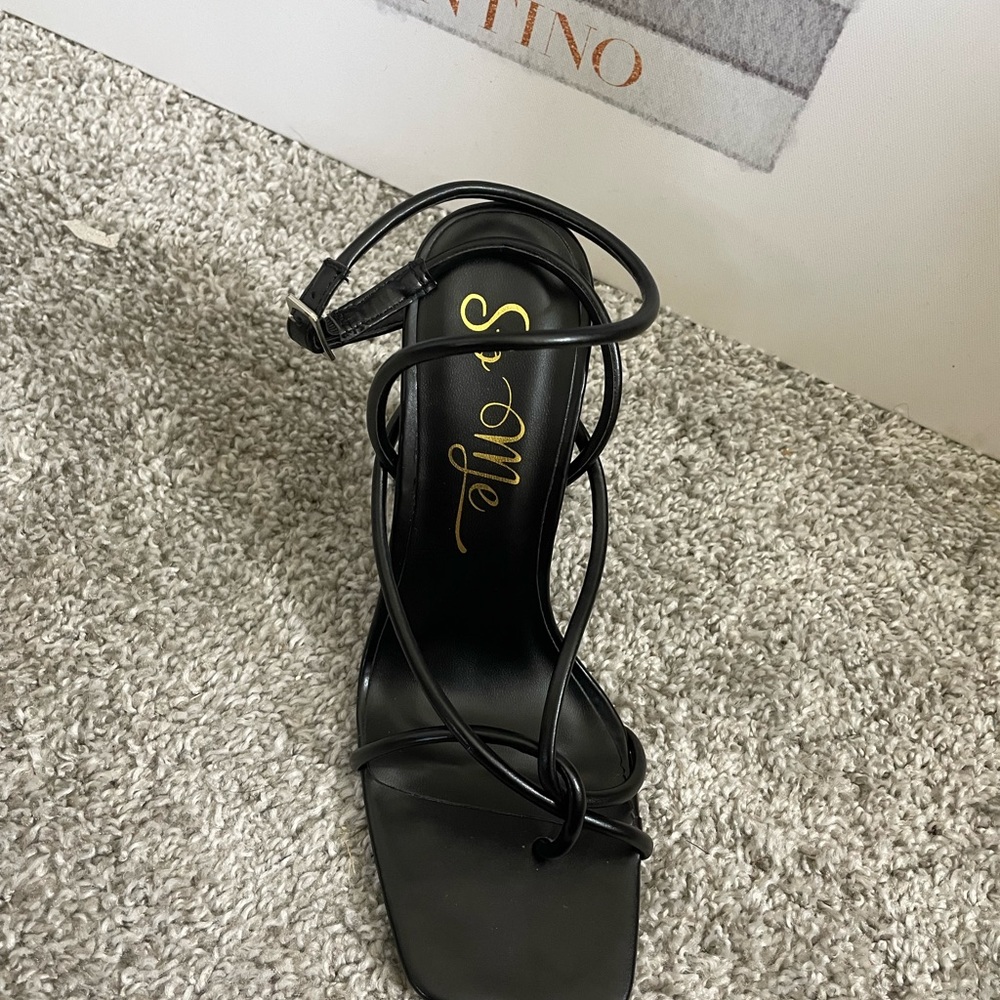 Black‎ Heels - Picture 3 of 6